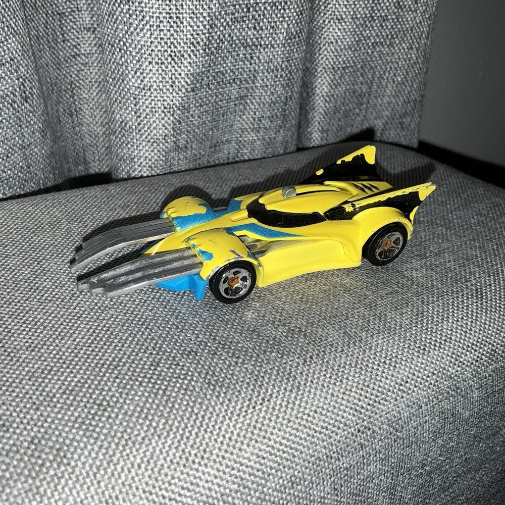Hot Wheels Marvel - Wolverine Character Car 2018 Claws Go In And Out Yellow Blue